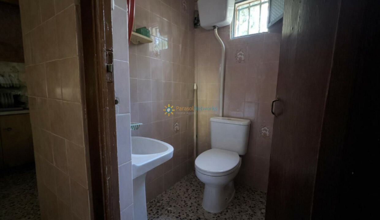 Baño pequeño con detalles florales