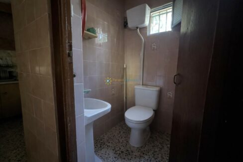 Baño pequeño con detalles florales