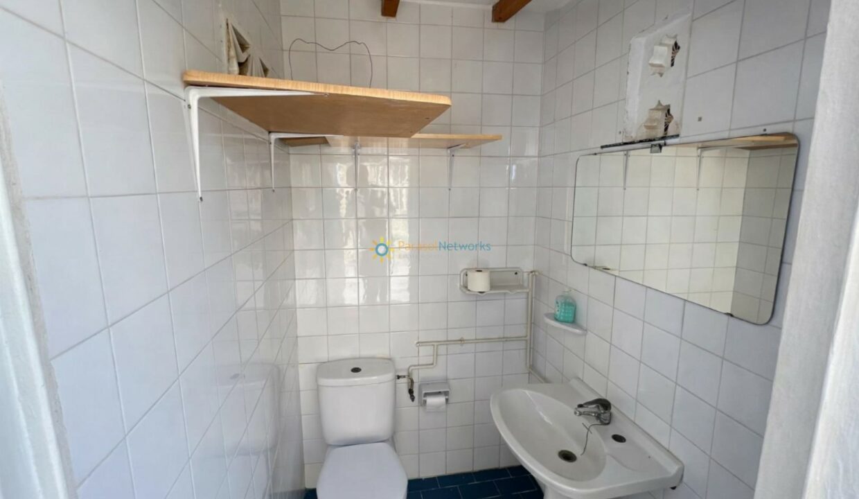 Baño pequeño con detalles rústicos