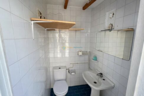 Baño pequeño con detalles rústicos