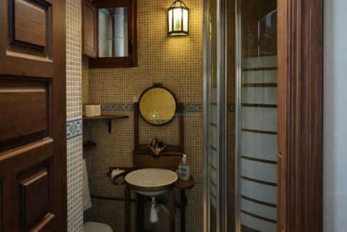 Baño pequeño con detalles vintage