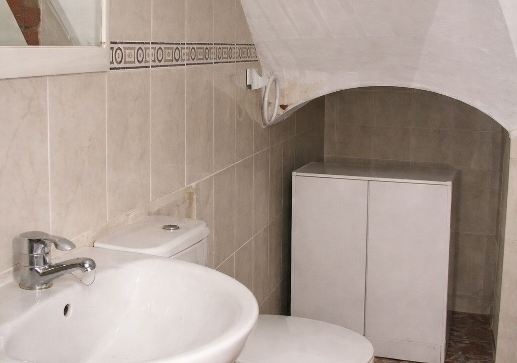 Baño pequeño y luminoso con detalles elegantes