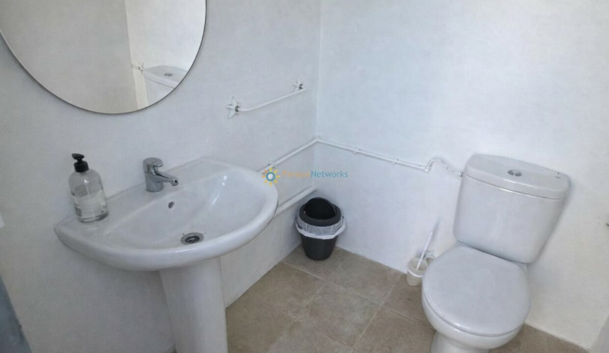 Baño pequeño y minimalista en blanco