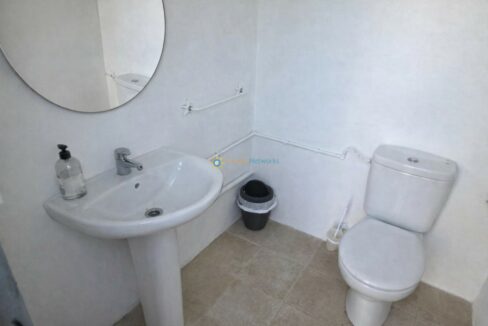 Baño pequeño y minimalista en blanco