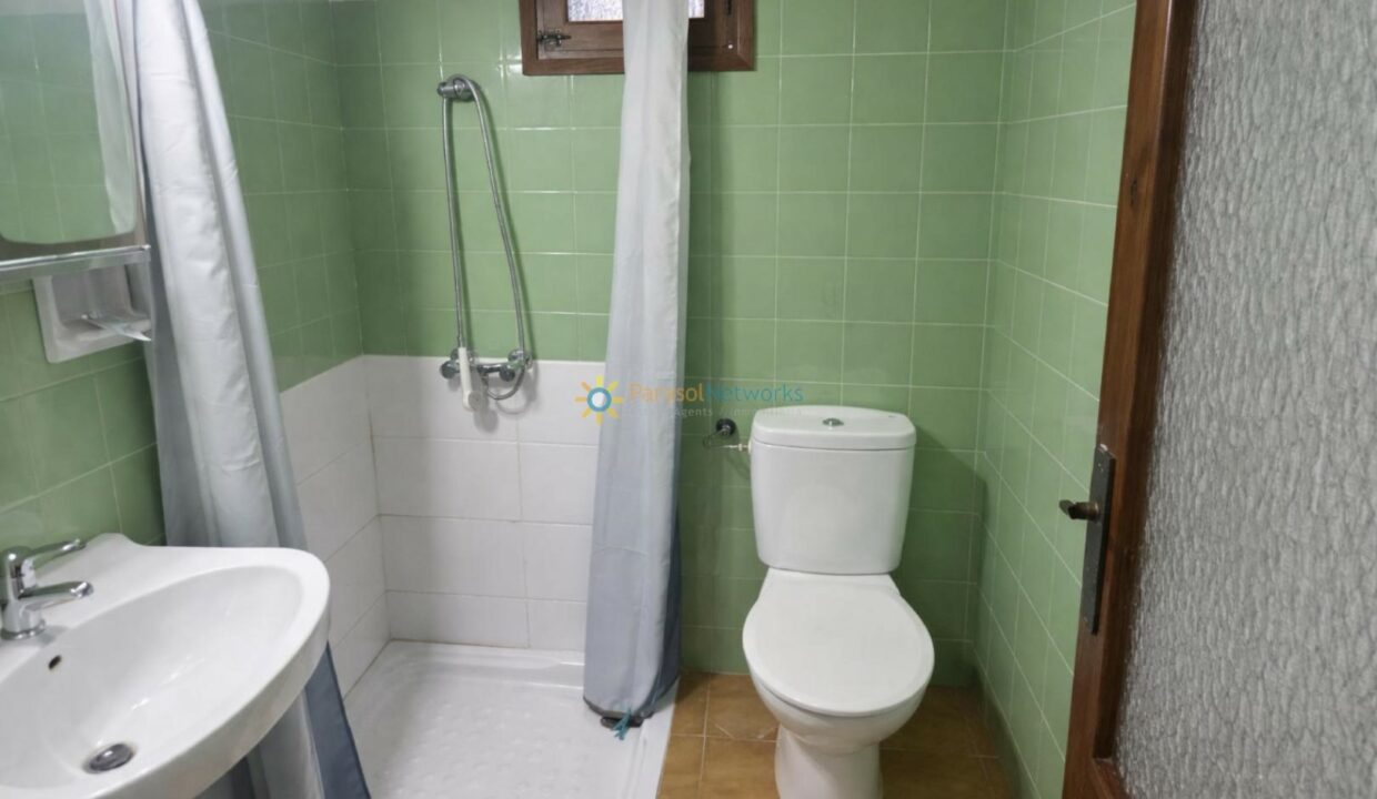 Baño pequeño y moderno en tonos verdes