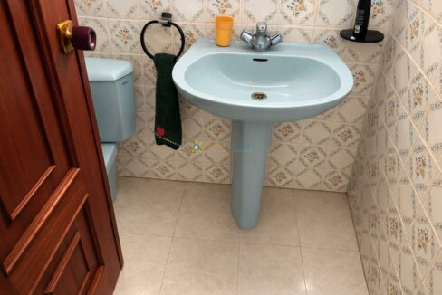 Baño pequeño y ordenado con detalle retro