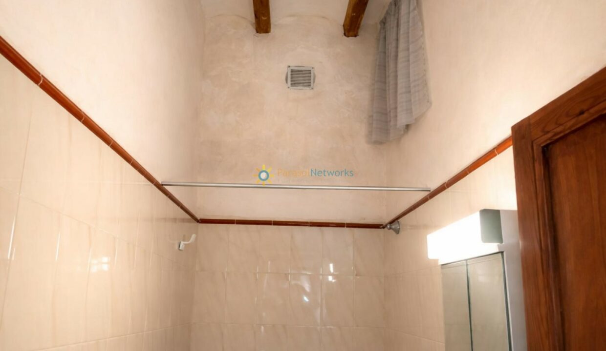 Baño renovado con detalles rústicos