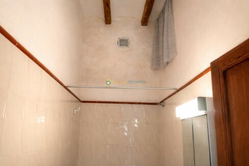 Baño renovado con detalles rústicos