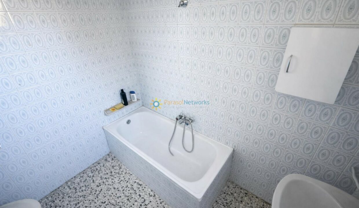 Baño retro con bañera blanca