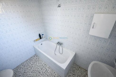 Baño retro con bañera blanca