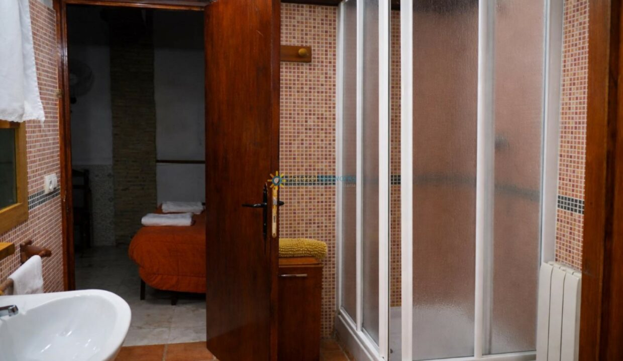 Baño rústico con detalles cálidos