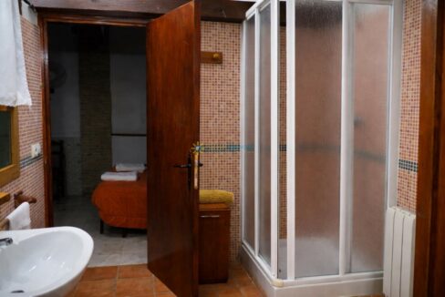 Baño rústico con detalles cálidos