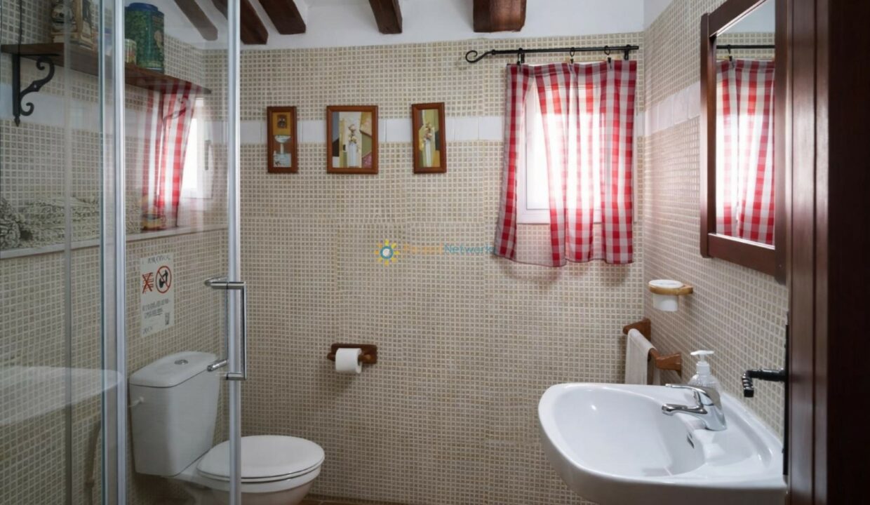 Baño rústico con detalles en madera