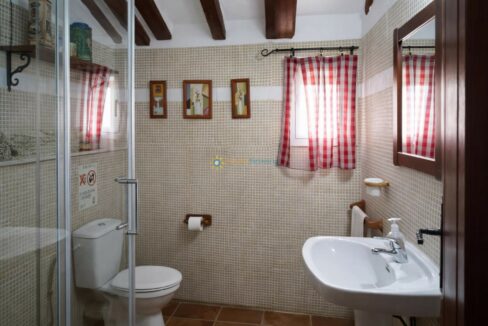 Baño rústico con detalles en madera