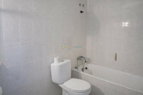 Baño sencillo con bañera y baño.