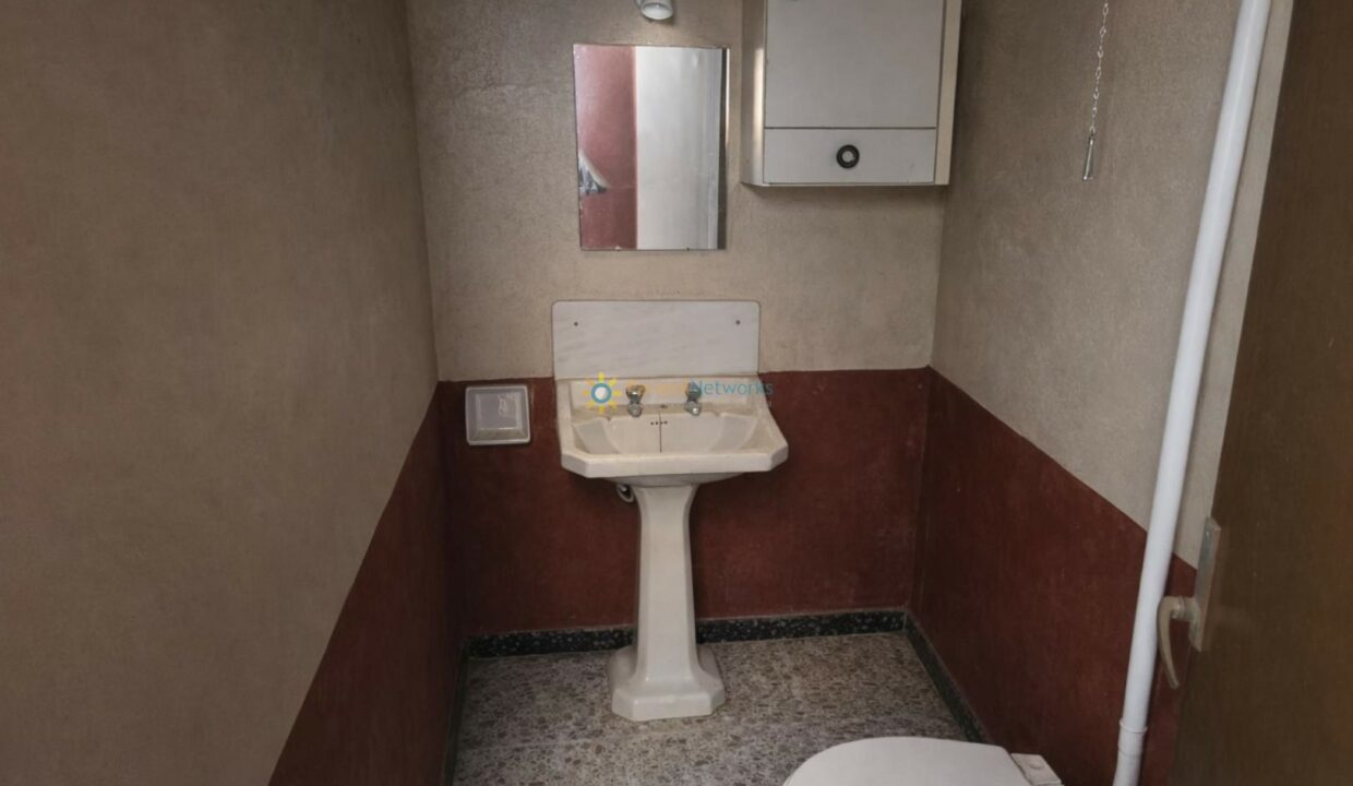 Baño sencillo con detalles en colores cálidos