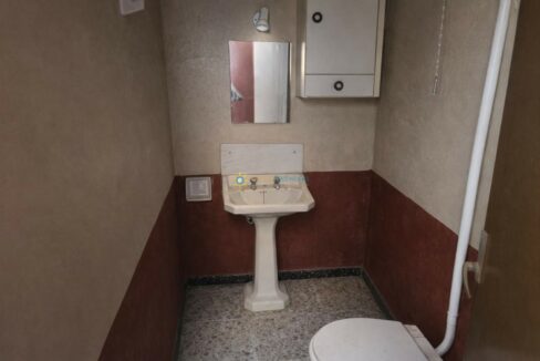 Baño sencillo con detalles en colores cálidos