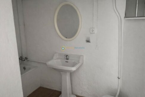 Baño sencillo y limpio (1)