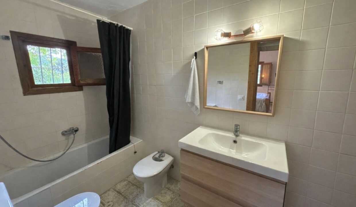 Baño tradicional con detalles rústicos(1)