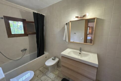 Baño tradicional con detalles rústicos(1)