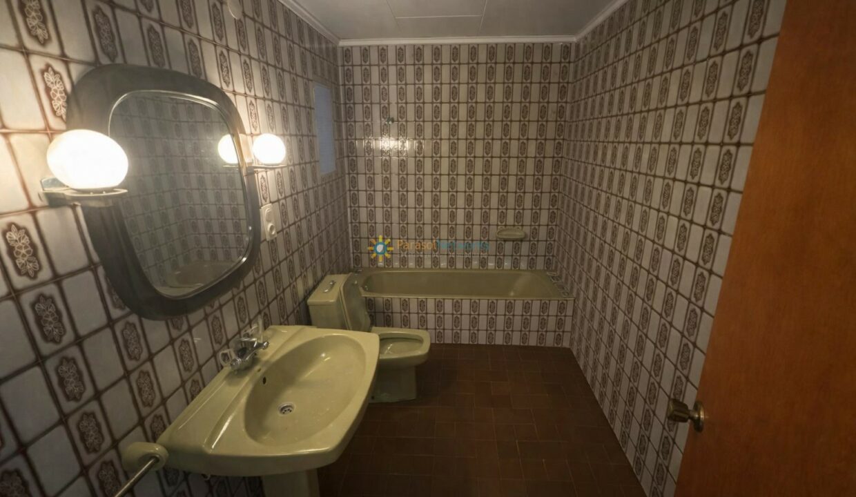 Baño vintage con detalles verdes (1)