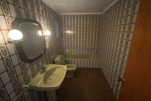 Baño vintage con detalles verdes (1)