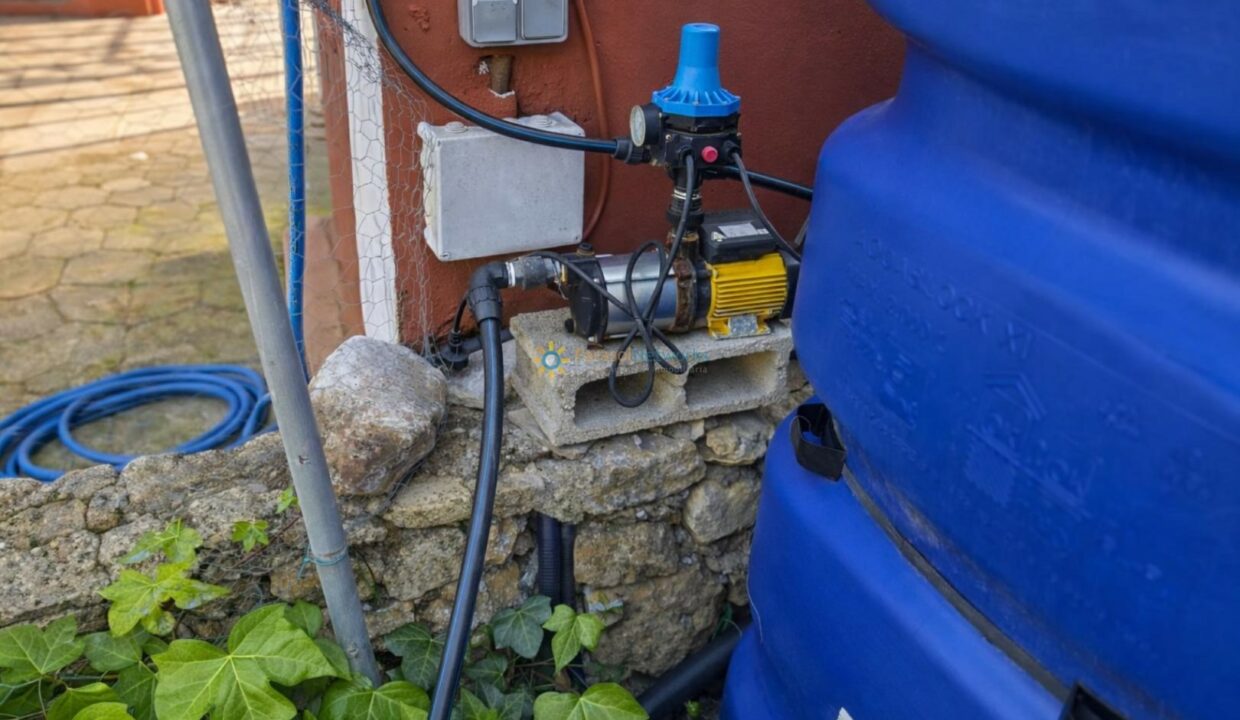 Bomba de agua junto al tanque