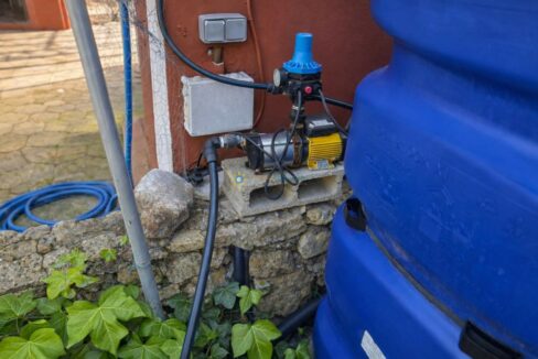 Bomba de agua junto al tanque