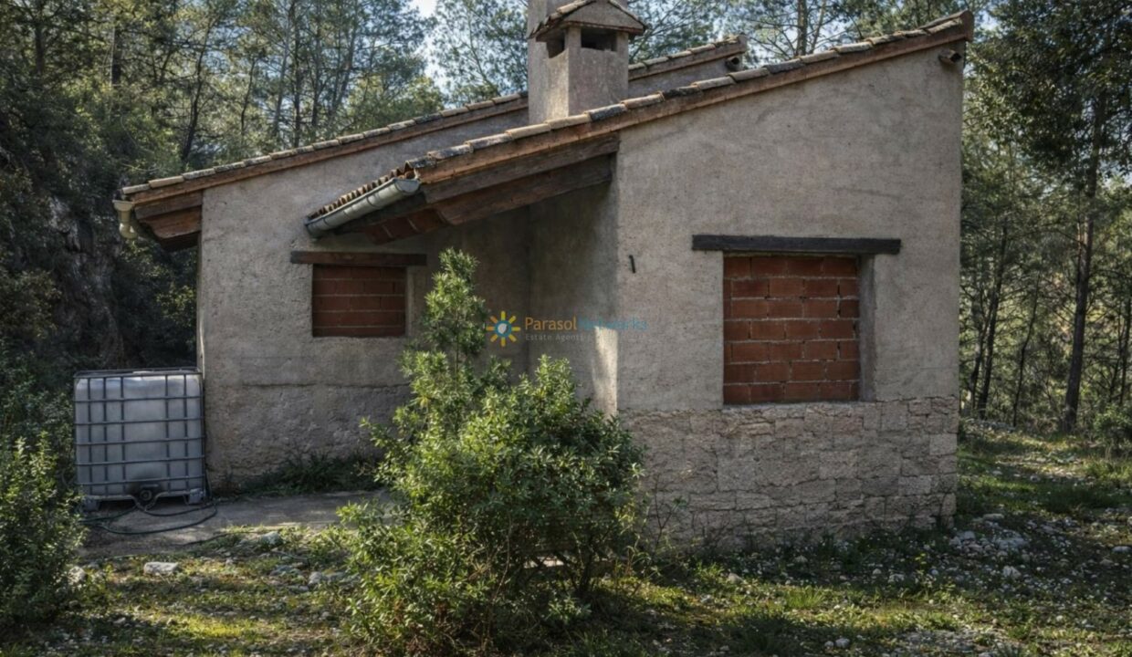 Cabaña rústica en el bosque