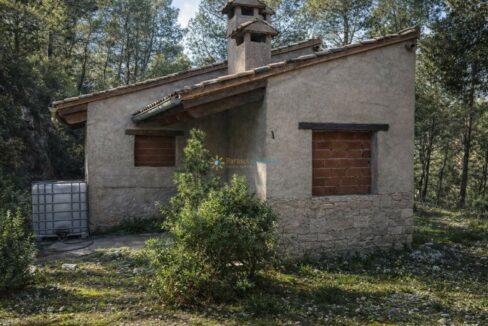 Cabaña rústica en el bosque