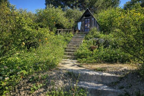Cabaña rústica entre piedras y naturaleza