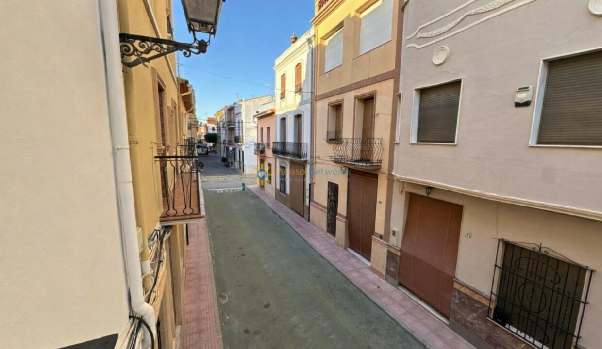 Calle andaluza al atardecer