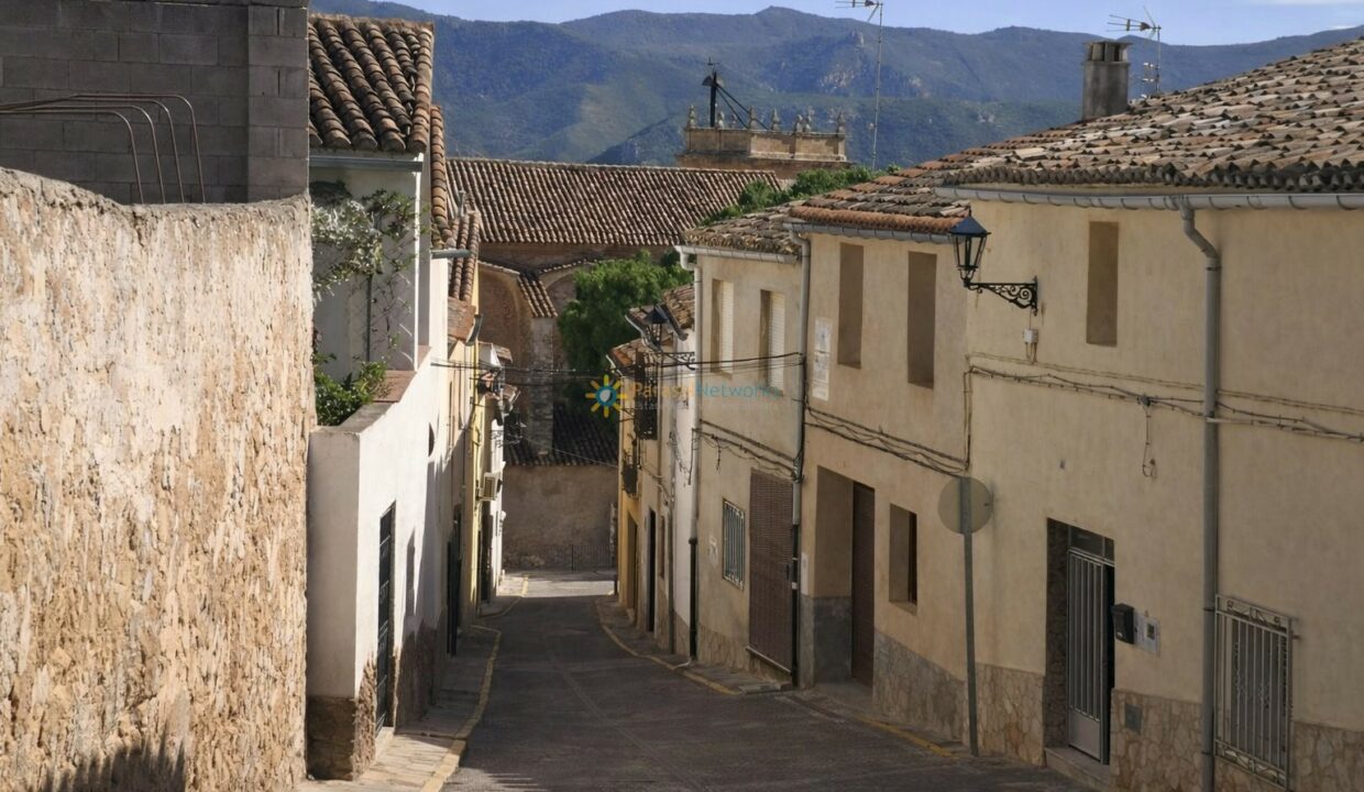 Calle empedrada en el pueblo español