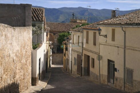 Calle empedrada en el pueblo español