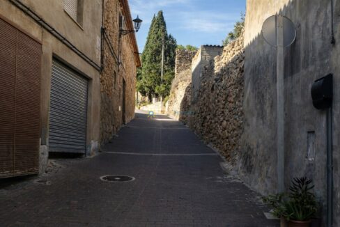 Calle empedrada en un pueblo antiguo