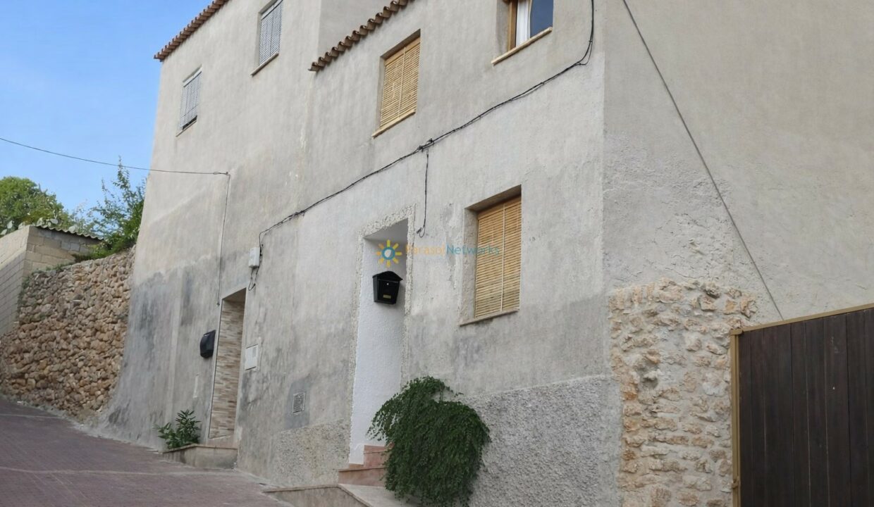 Calle empedrada en un pueblo europeo