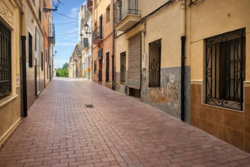 Calle empedrada en un pueblo europeo