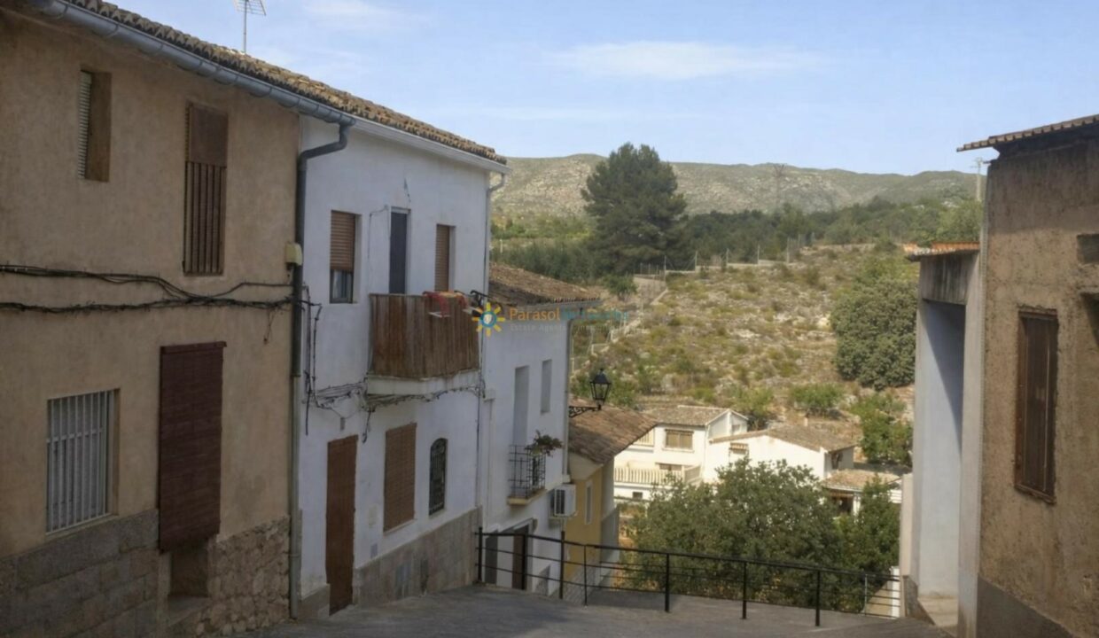 Calle estrecha en un pueblo mediterráneo