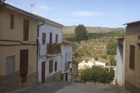 Calle estrecha en un pueblo mediterráneo