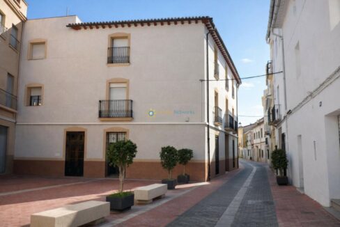 Calle mediterránea al mediodía