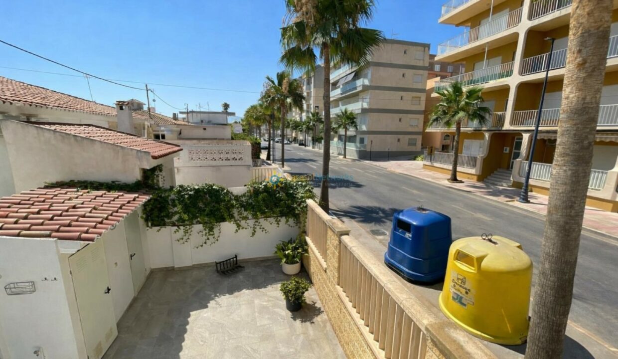 Calle mediterránea con detalles urbanos