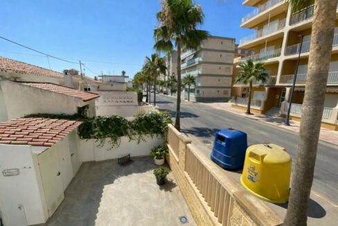 Calle mediterránea con detalles urbanos