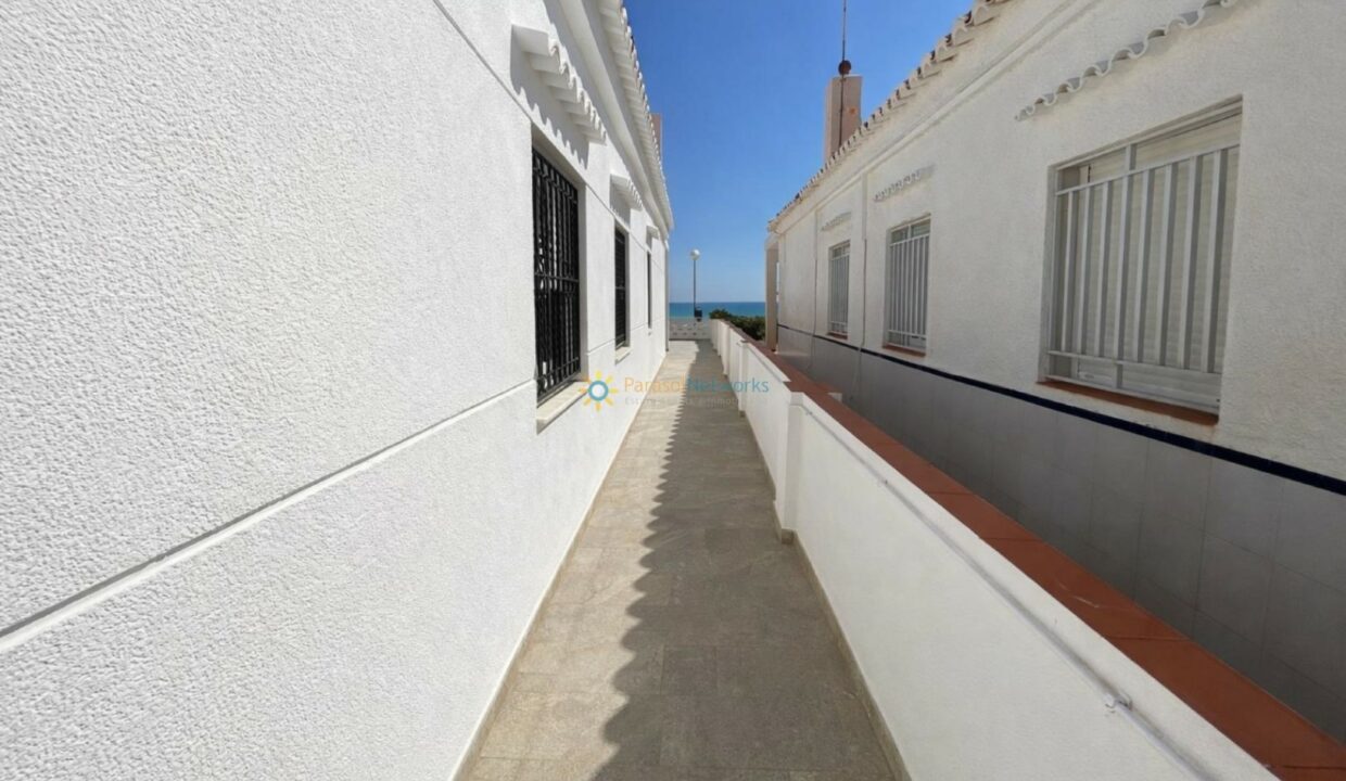 Calle mediterránea hacia el mar