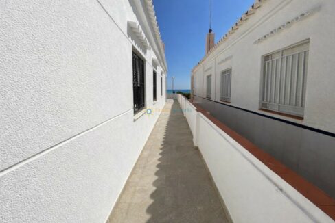 Calle mediterránea hacia el mar