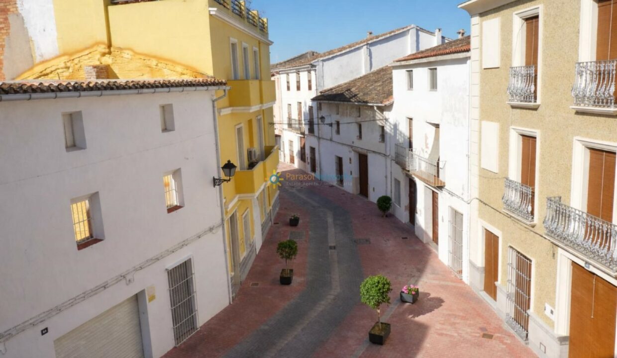 Calle mediterránea iluminada por el sol