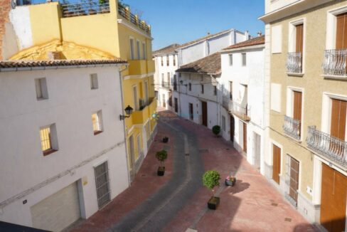 Calle mediterránea iluminada por el sol