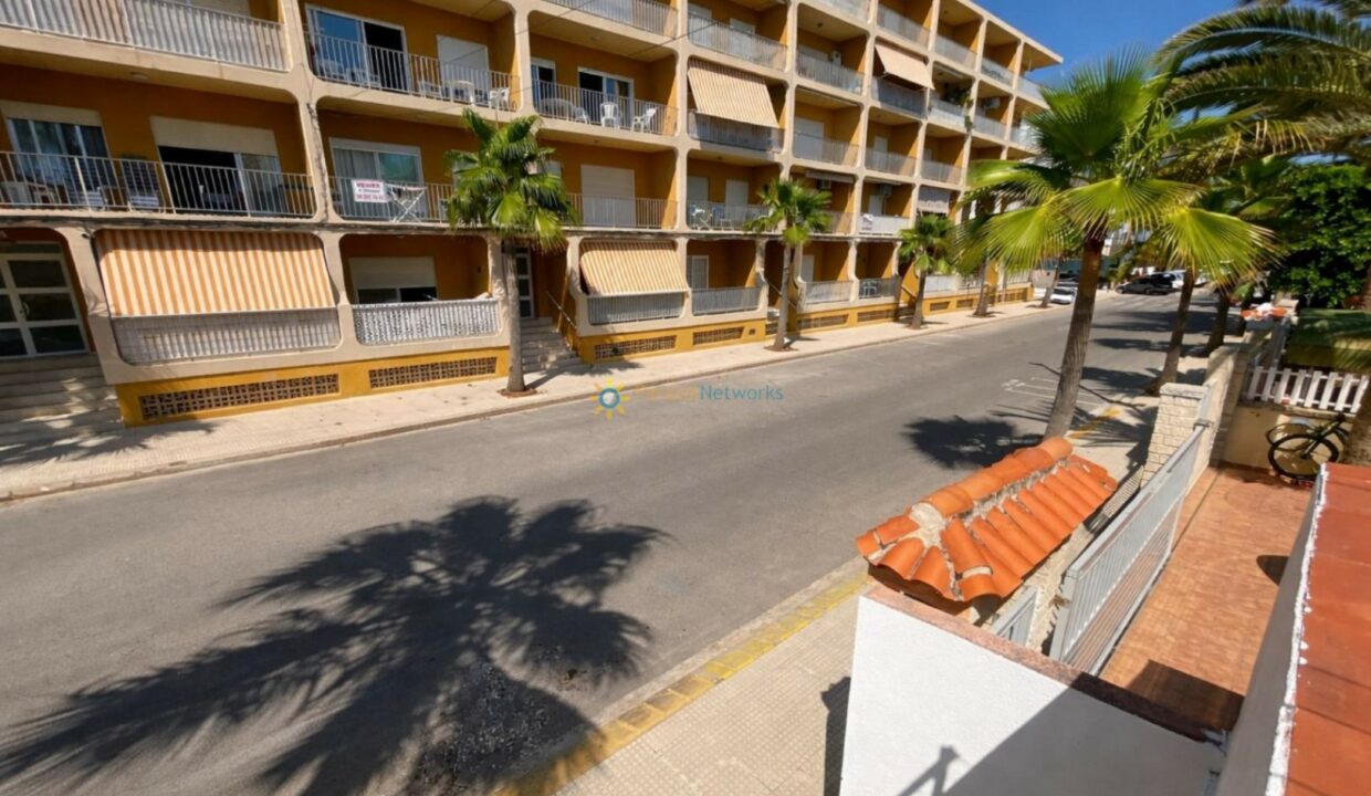 Calle mediterránea soleada y tranquila