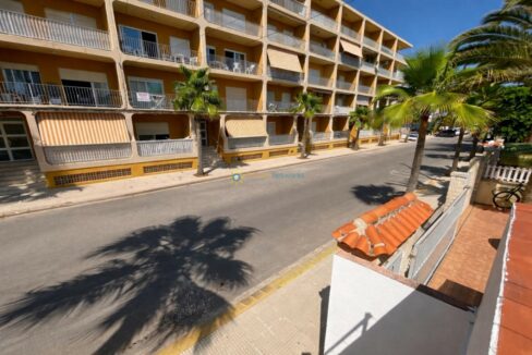 Calle mediterránea soleada y tranquila