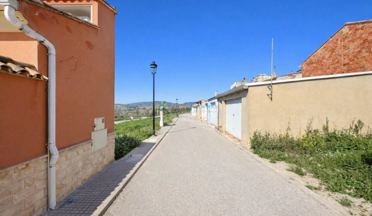 Calle rural bajo el sol