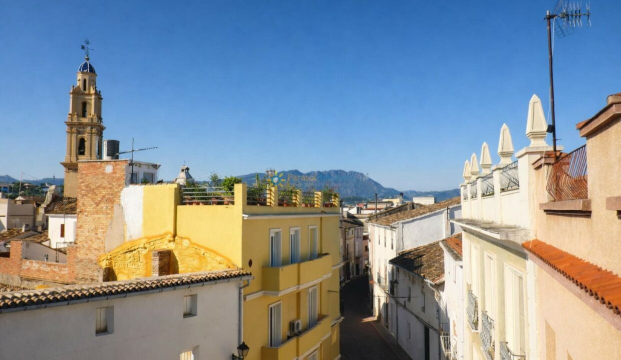 Calle tradicional con vistas a Montserrat